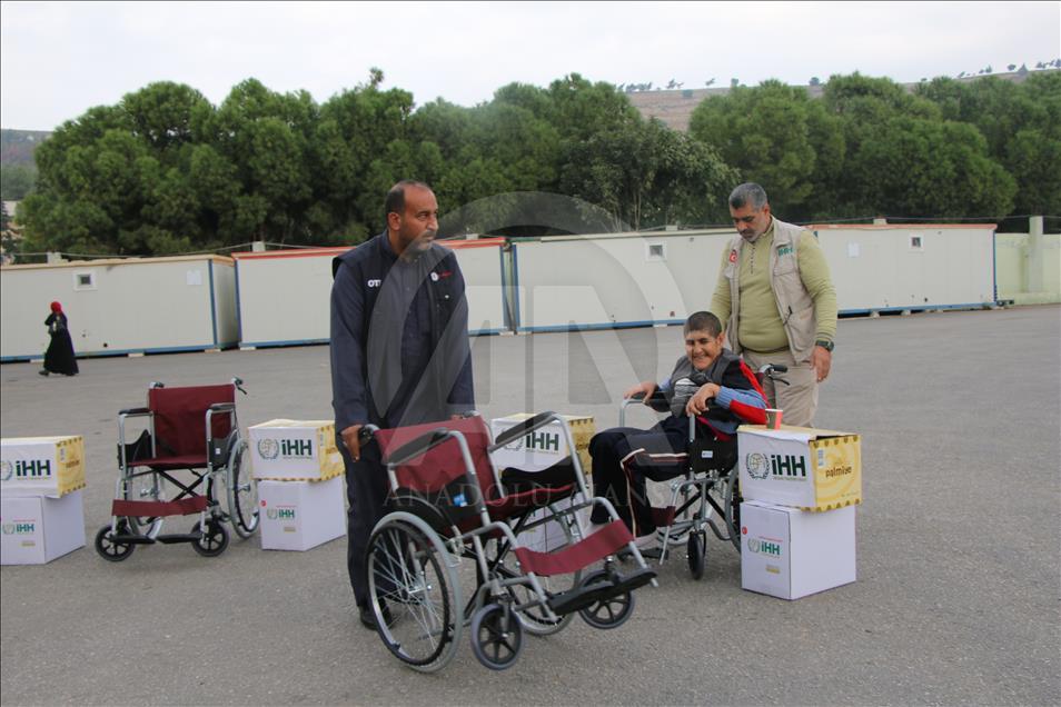 بنیاد همیاری های بشری ترکیه 20 و یلچر به معلولان سوری اهدا کرد
