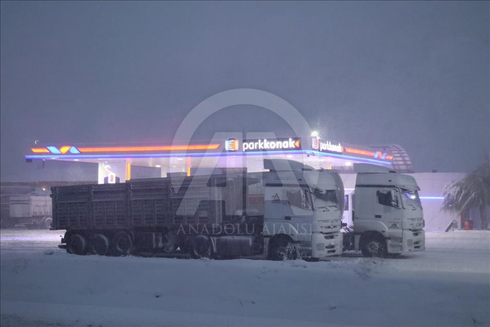 Erzincan'da kar yağışı ulaşımı olumsuz etkiledi