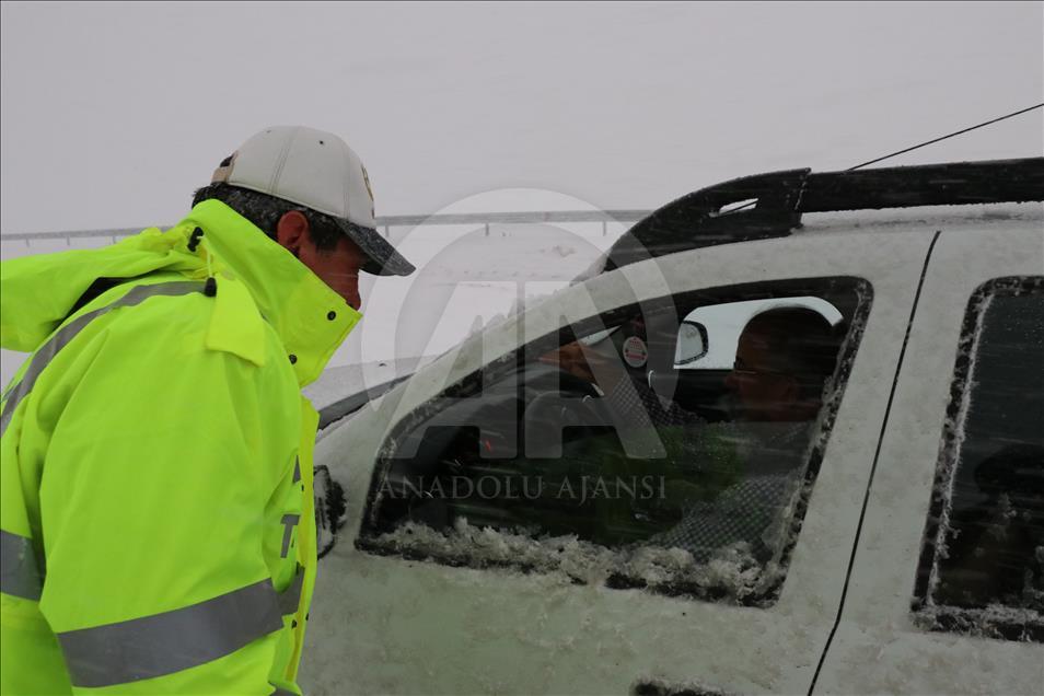Erzincan'da kar yağışı ulaşımı olumsuz etkiledi
