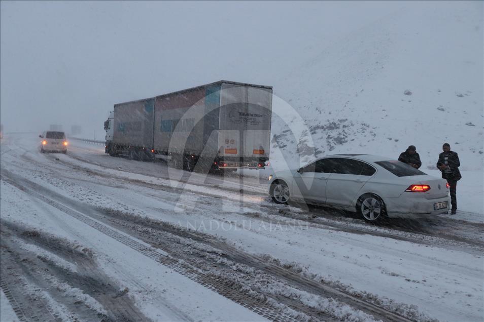 Erzincan'da kar yağışı ulaşımı olumsuz etkiledi