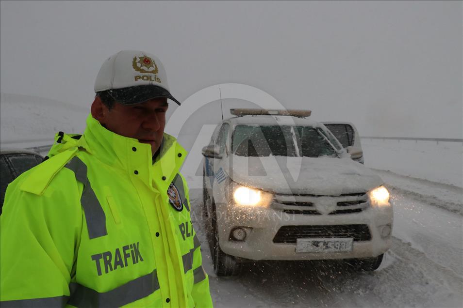 Erzincan'da kar yağışı ulaşımı olumsuz etkiledi