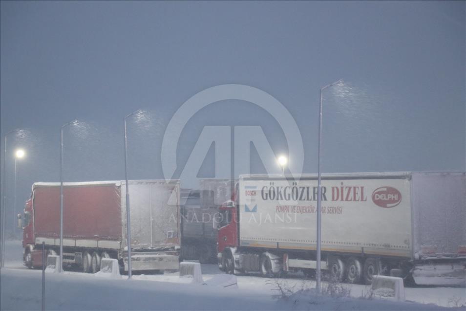 Erzincan'da kar yağışı ulaşımı olumsuz etkiledi