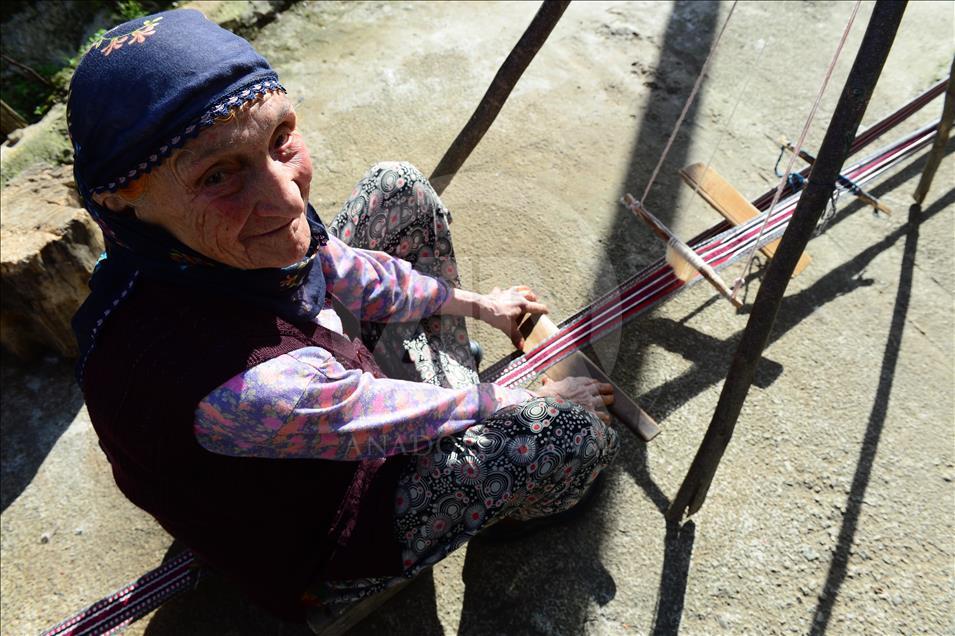 Karadeniz kadınının yükünü "Hanım" teyzenin dırmaçları taşıyor