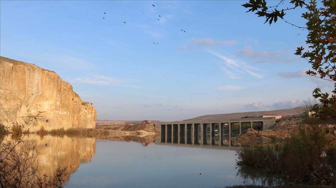 Hasankeyf'teki 4 bin 600 tonluk caminin taşınması için köprü yapıldı
