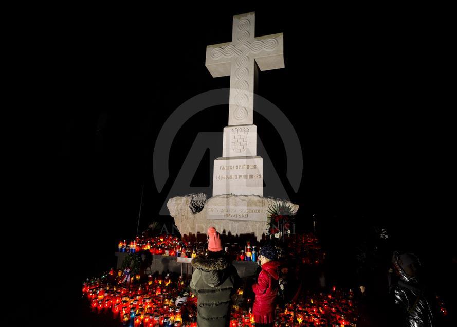 Noć u Vukovaru na Dan sjećanja: Lampionu obasjavaju žrtvu grada heroja