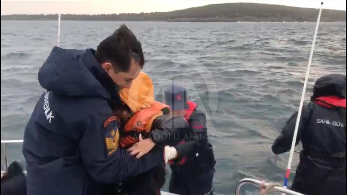Adada mahsur kalan düzensiz göçmenler kurtarılıyor