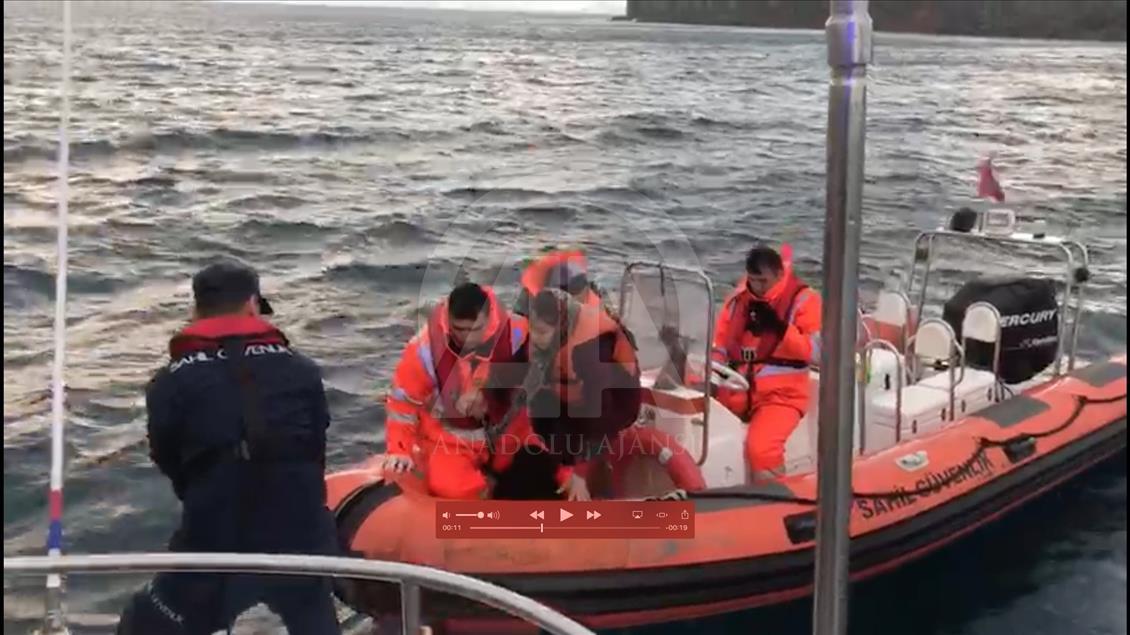 Adada mahsur kalan düzensiz göçmenler kurtarılıyor
