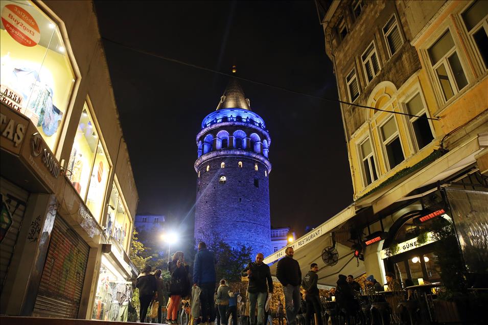 Galata Kulesi çocuk hakları için maviye büründü