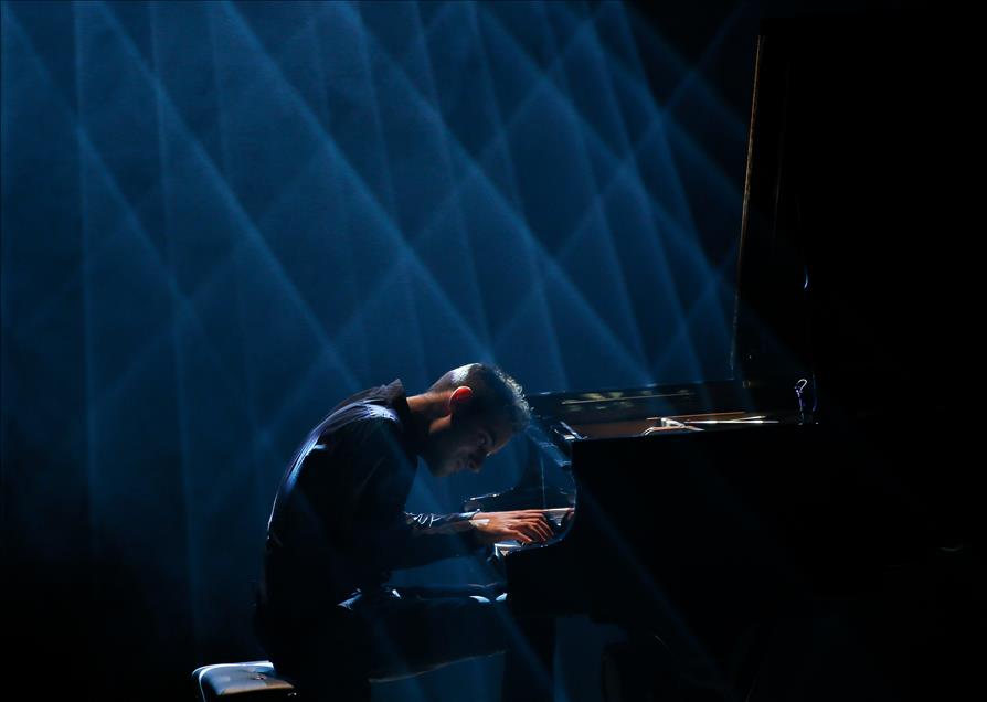 Peter Bence performs in Turkey's Izmir