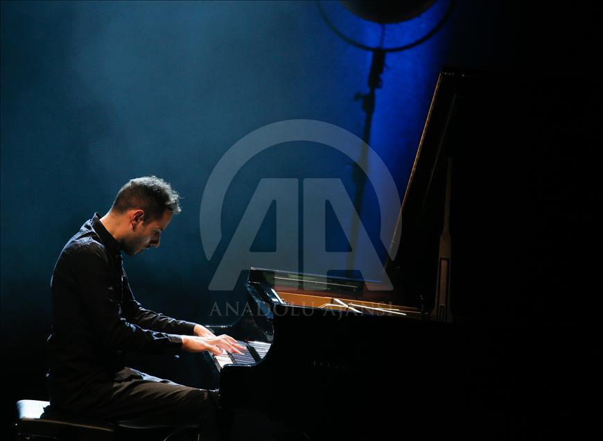 Peter Bence performs in Turkey's Izmir