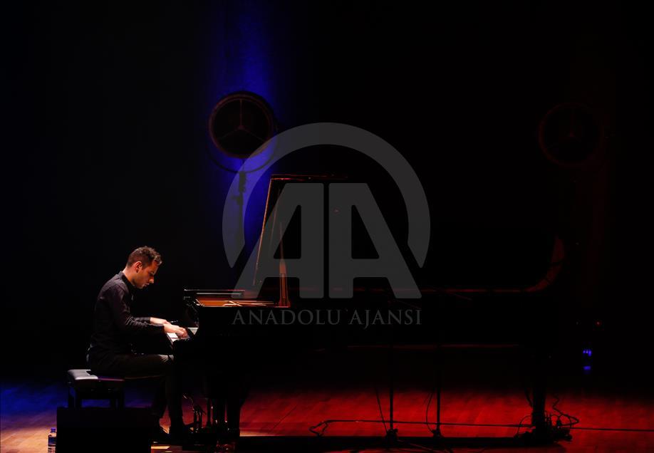 Peter Bence performs in Turkey's Izmir