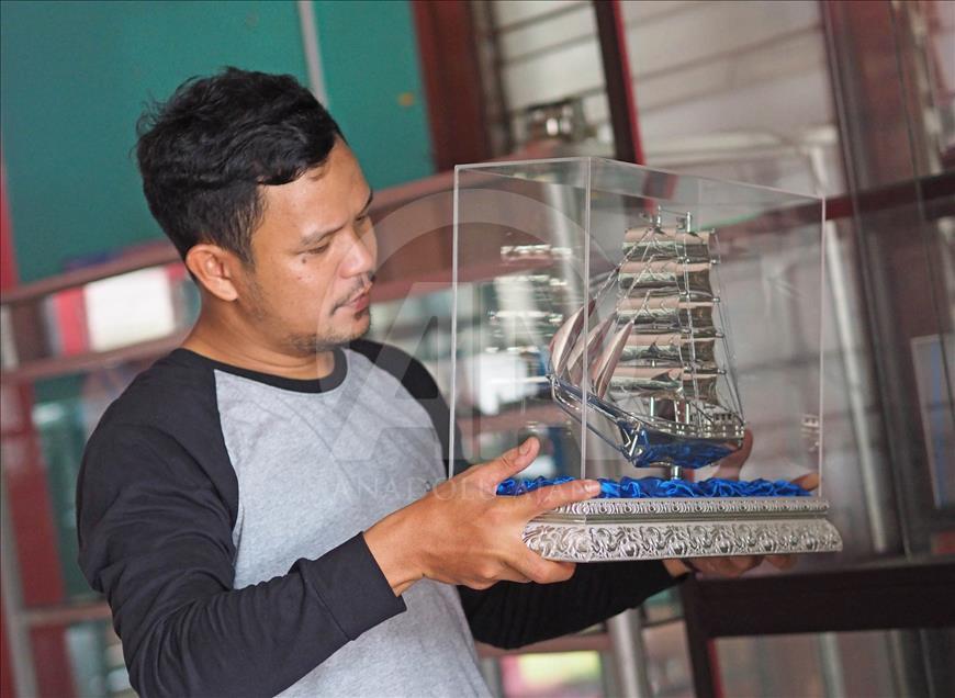 Kerajinan timah khas Bangka