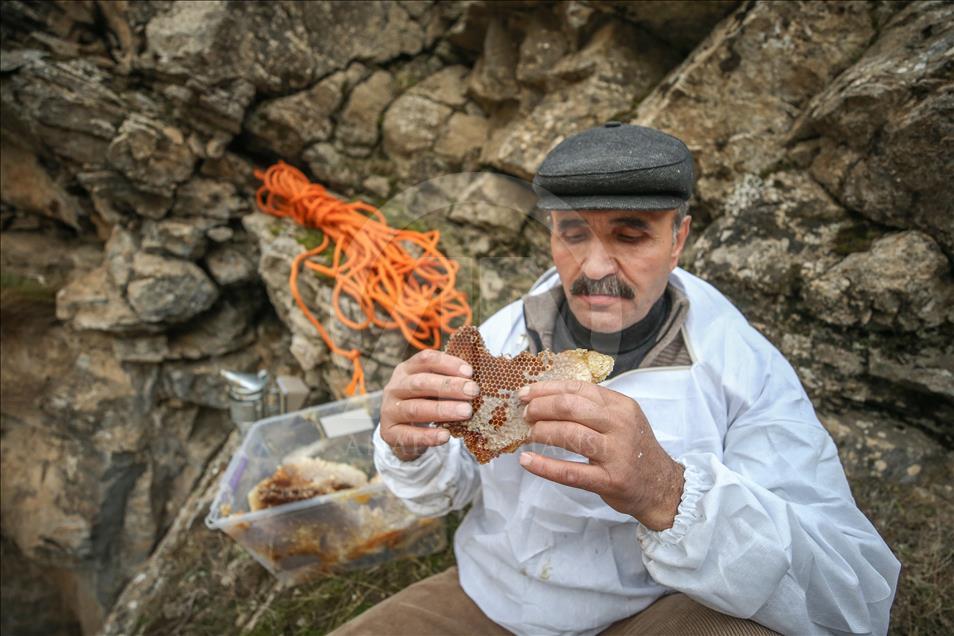 Dangerous climbing to reach the "rock honey" in Turkey's Van