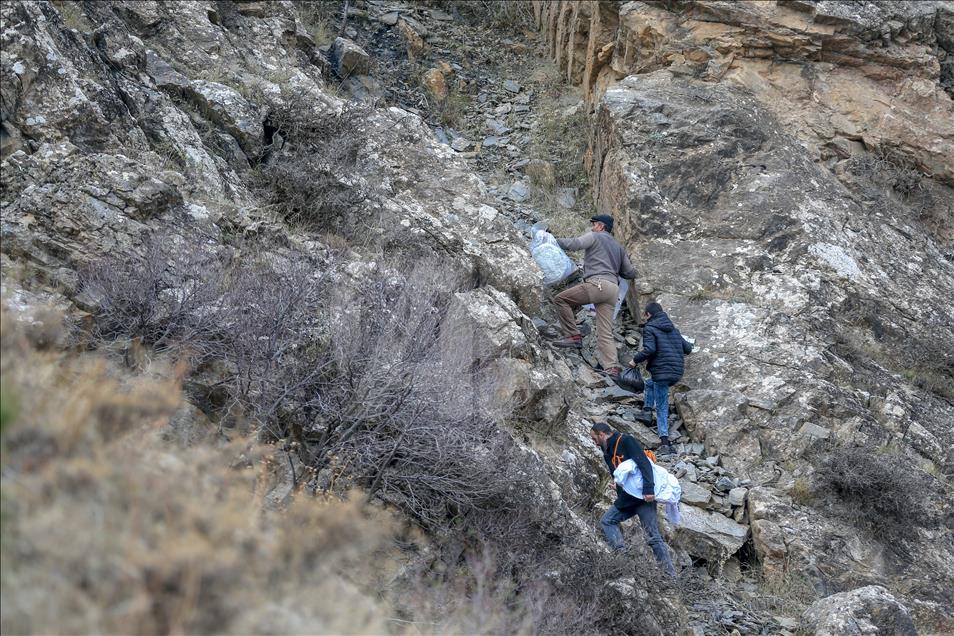 Dangerous climbing to reach the "rock honey" in Turkey's Van