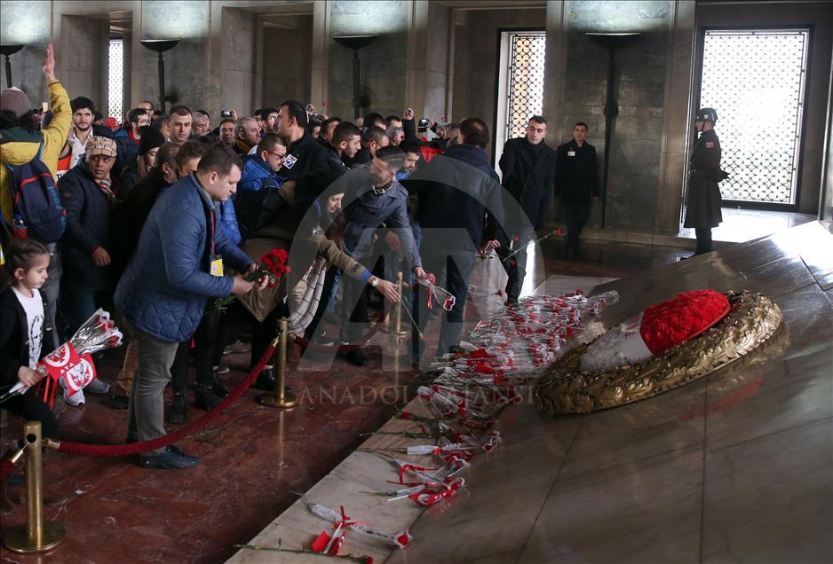 Türkiye Sağırlar Milli Federasyonu (TSMF) üyeleri Anıtkabir'i ziyaret etti