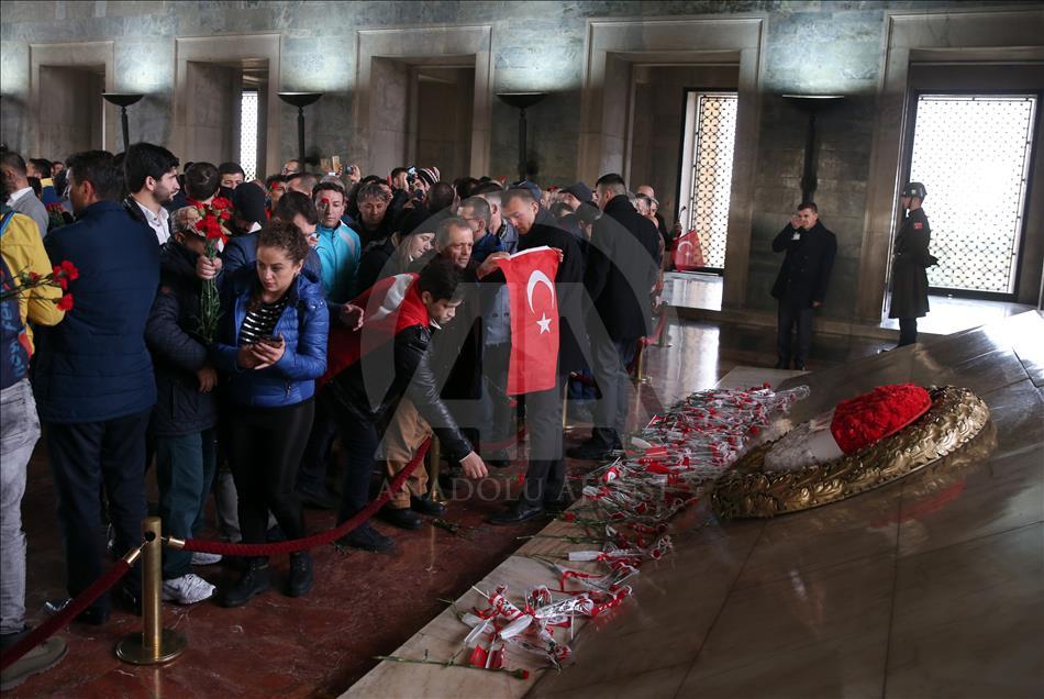 Türkiye Sağırlar Milli Federasyonu (TSMF) üyeleri Anıtkabir'i ziyaret etti