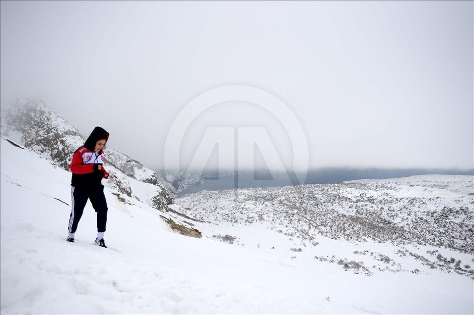 Avrupa şampiyonu kick boksçu, Nemrut Dağı'nda çalışıyor