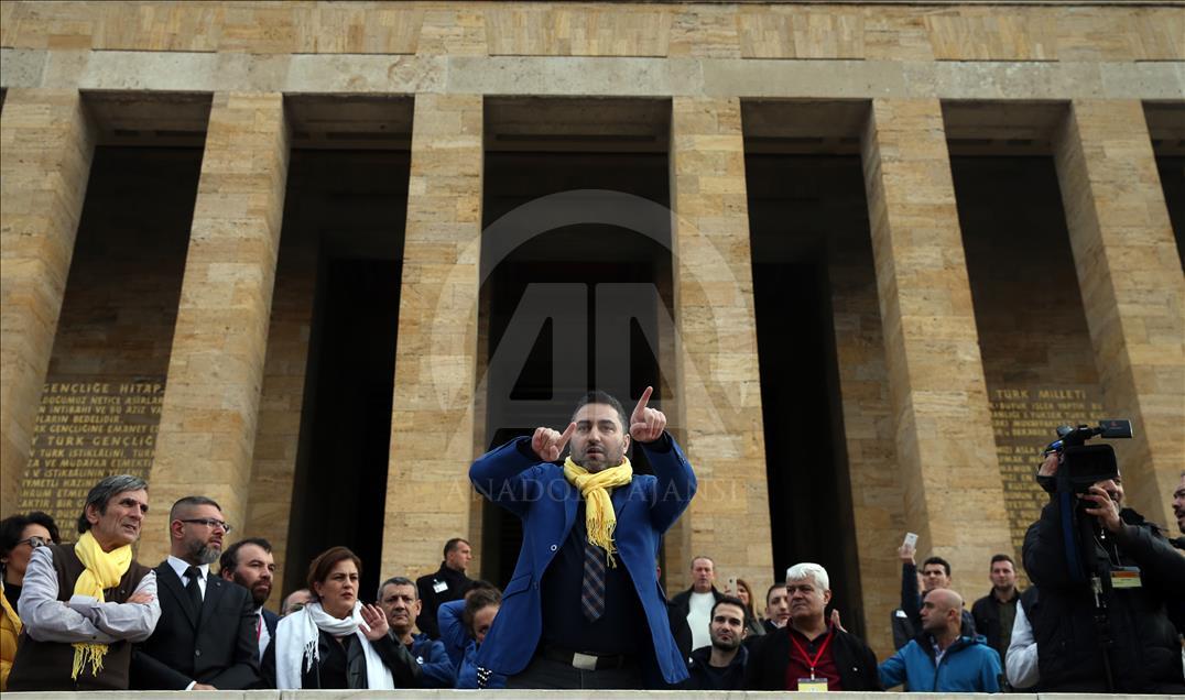Türkiye Sağırlar Milli Federasyonu (TSMF) üyeleri Anıtkabir'i ziyaret etti
