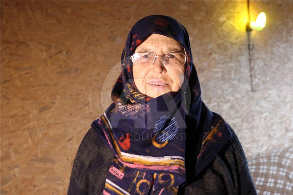 Hayatını engelli kardeşlerine adadı