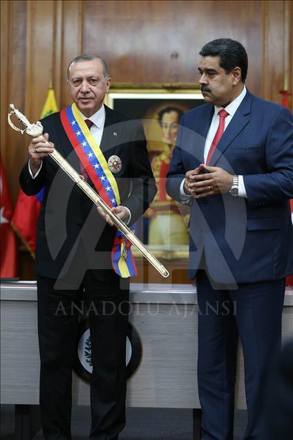 اهدای شمشیر سیمون بولیوار به اردوغان