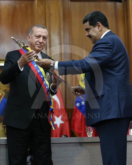 اهدای شمشیر سیمون بولیوار به اردوغان