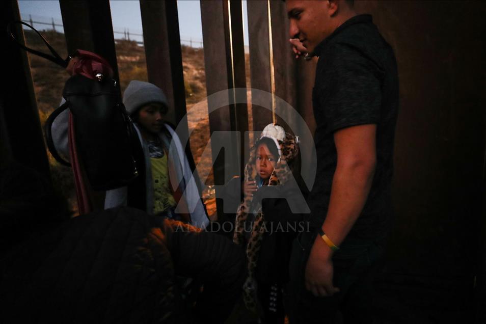 Tijuana'ya gelen göçmenler sınırı geçti
