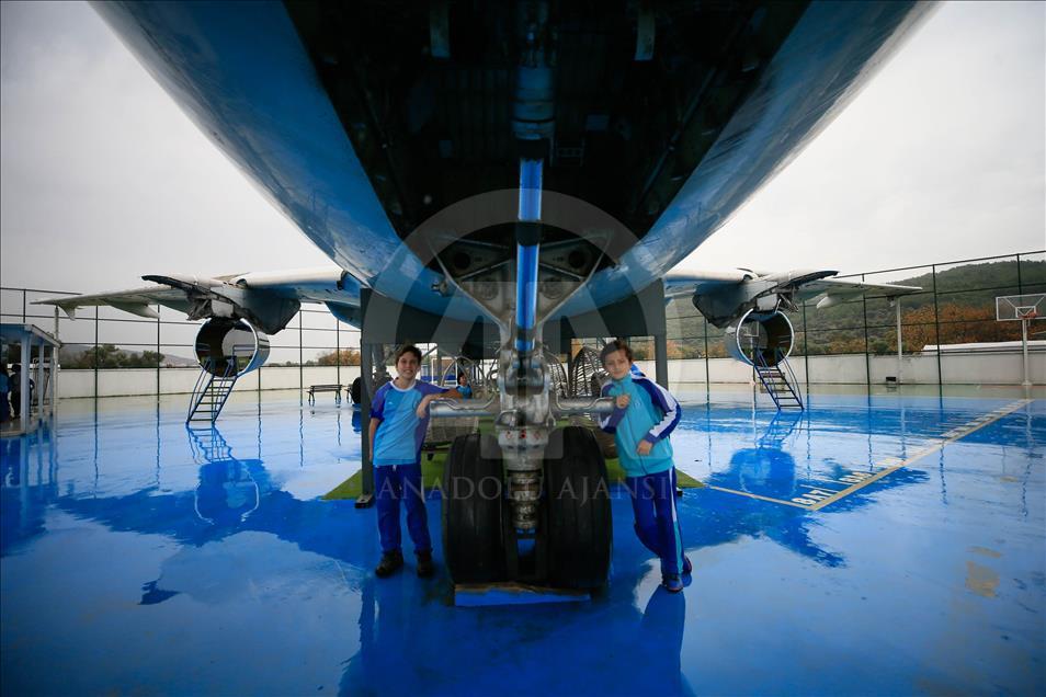 Airplane turned into classroom for students in Turkey