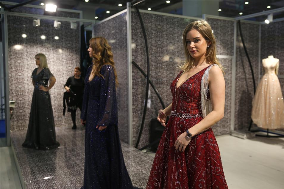 فساتين الزفاف والسهرة التركية في معرض بإسطنبول