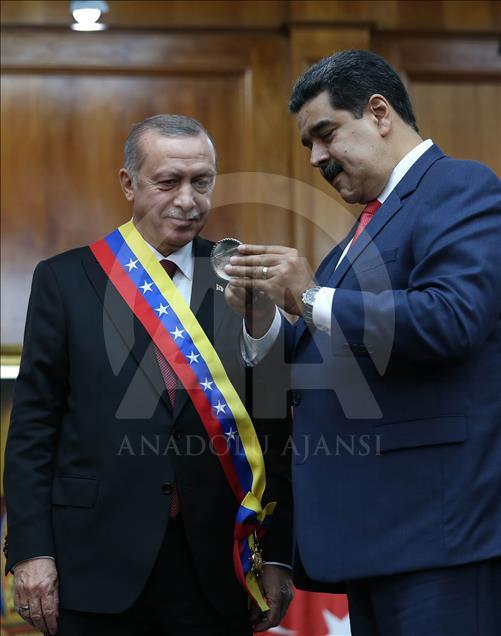 اهدای شمشیر سیمون بولیوار به اردوغان