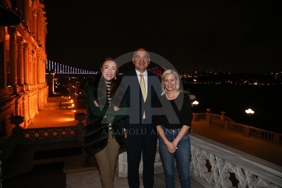 وزير السياحة التركي يستقبل نجمة السينما الأمريكية إليزابيث بانكس
