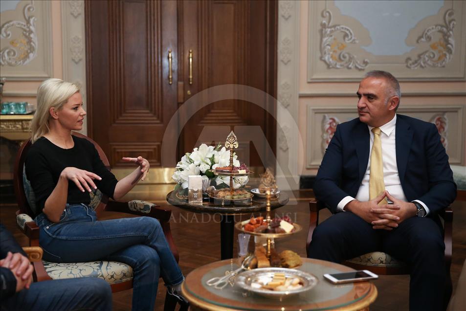 وزير السياحة التركي يستقبل نجمة السينما الأمريكية إليزابيث بانكس
