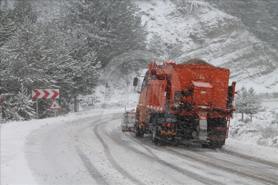 Manisa'da kar ve tipi hayatı olumsuz etkiliyor