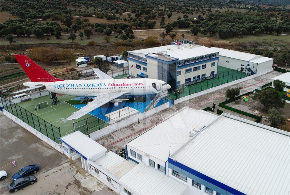 Derslerini uçaktaki sınıfta işliyorlar