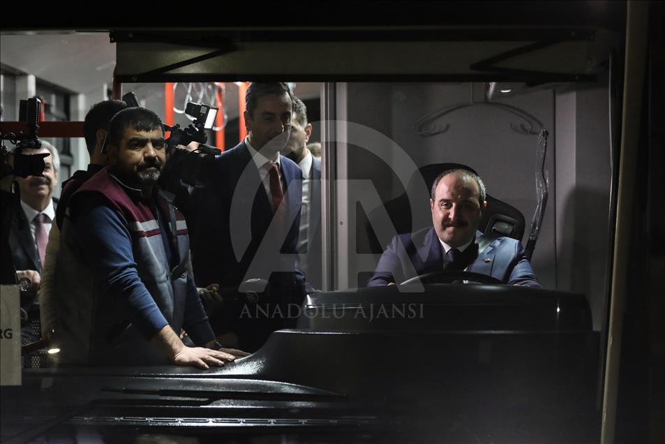 Bakan Varank, yerli elektrikli otobüsün direksiyonuna geçti