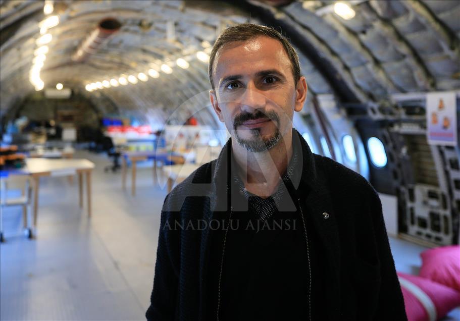 Derslerini uçaktaki sınıfta işliyorlar