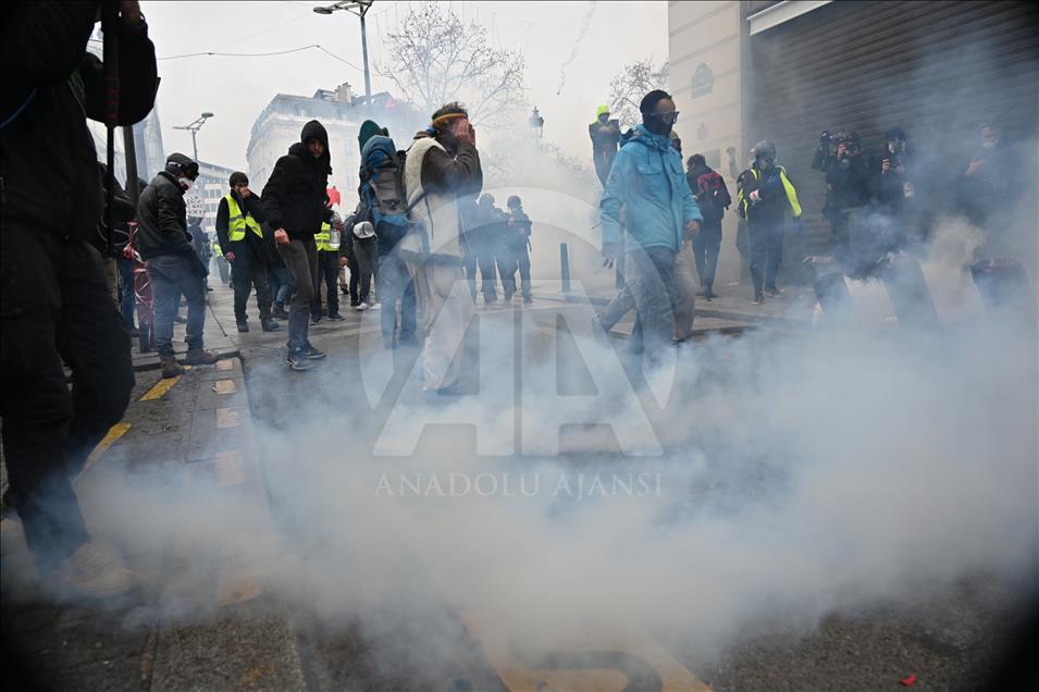 Paris'te polis "sarı yeleklilere" biber gazıyla müdahale ediyor