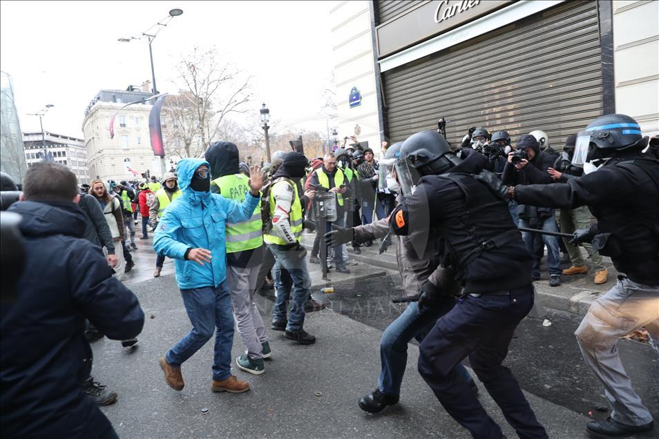 French police intervene in Yellow Vests' protest in Paris