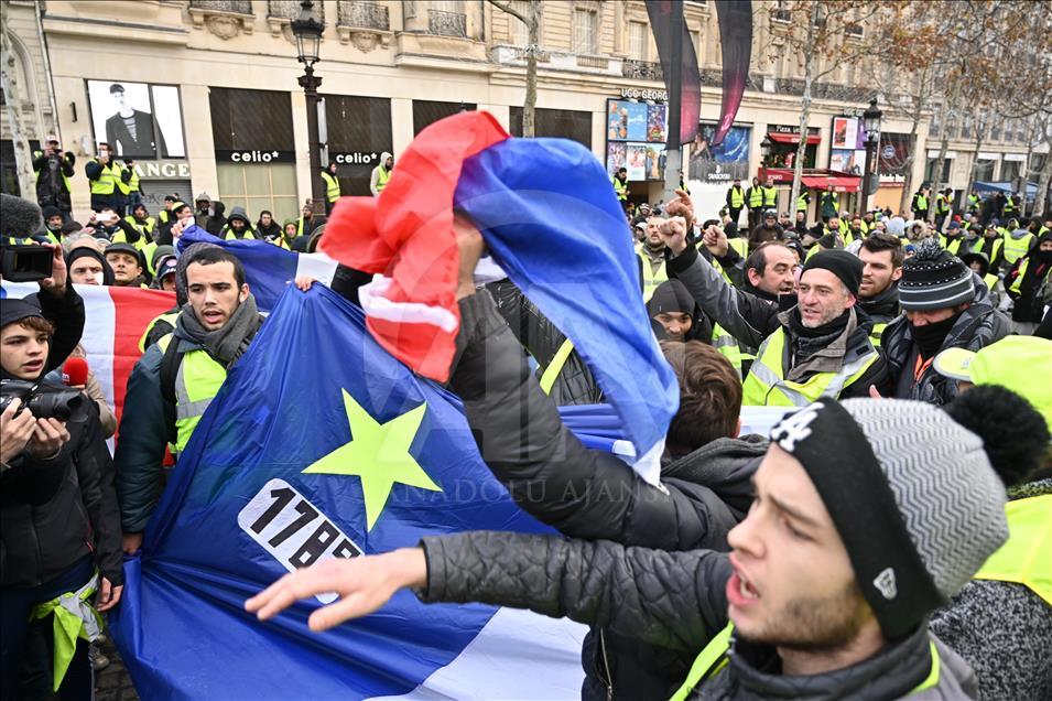 Полиция применяет против протестующих на Елисейских полях в Париже слезоточивый газ