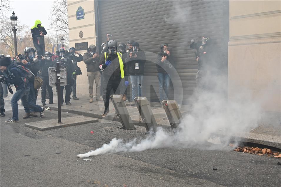 Paris, policia ndërhyn me gaz lotsjellës ndaj "jelekëve të verdhë"

