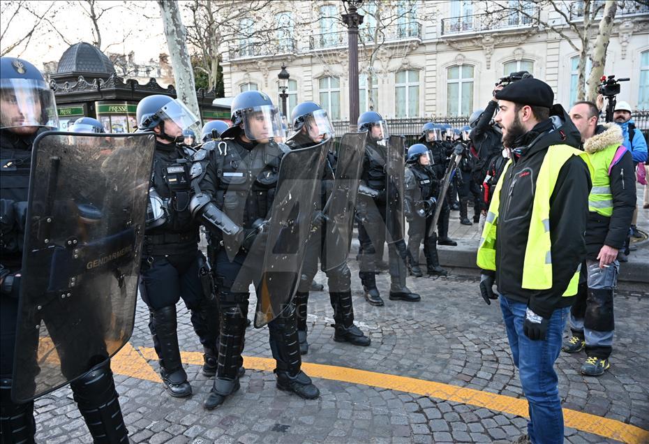 Масовни протести во Париз