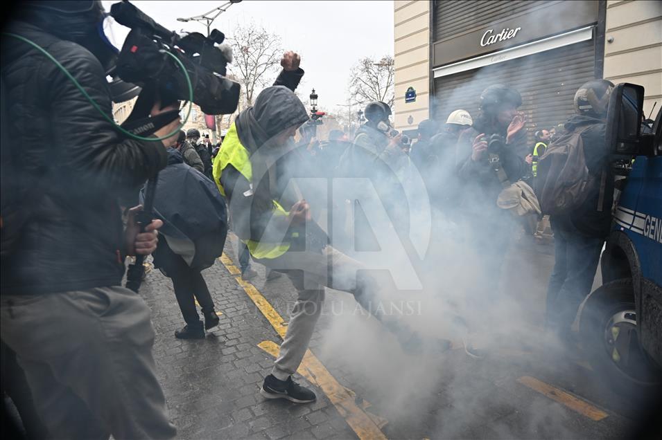Paris, policia ndërhyn me gaz lotsjellës ndaj "jelekëve të verdhë"
