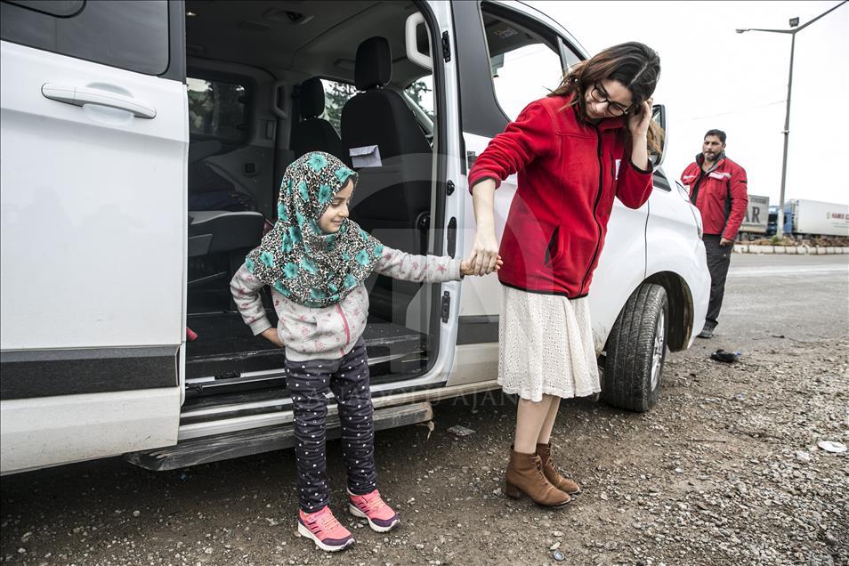 La petite Syrienne Maya regagne son pays avec ses prothèses de jambes