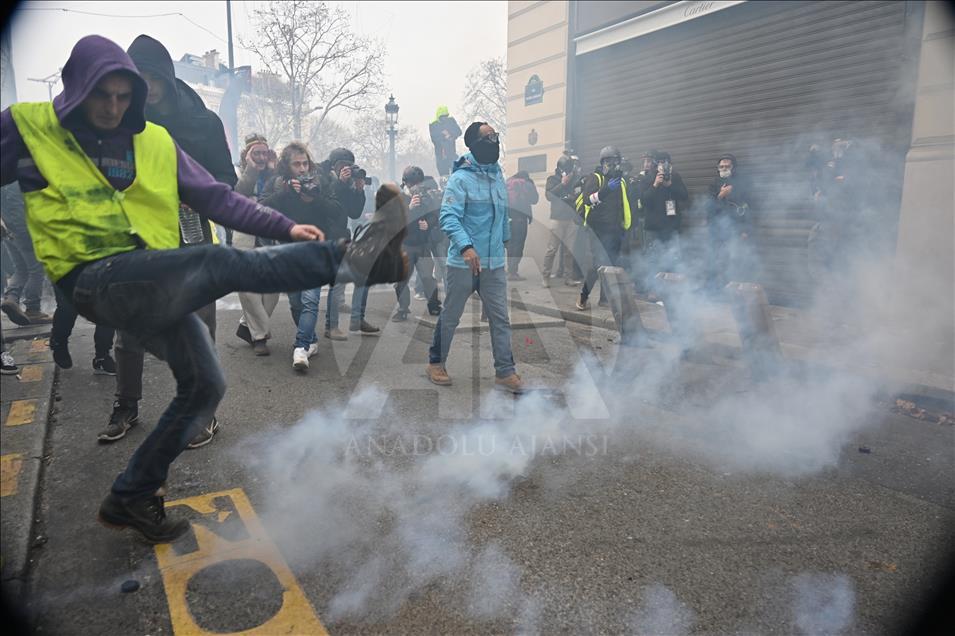 French police intervene in Yellow Vests' protest in Paris