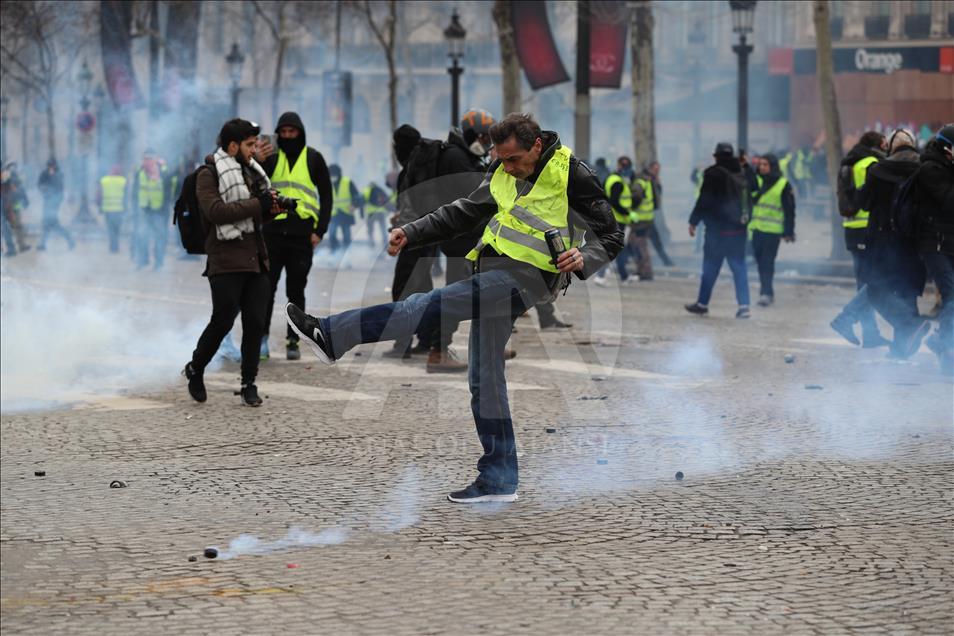 Paris, policia ndërhyn me gaz lotsjellës ndaj "jelekëve të verdhë"