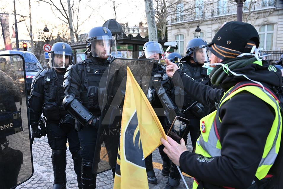 Масовни протести во Париз