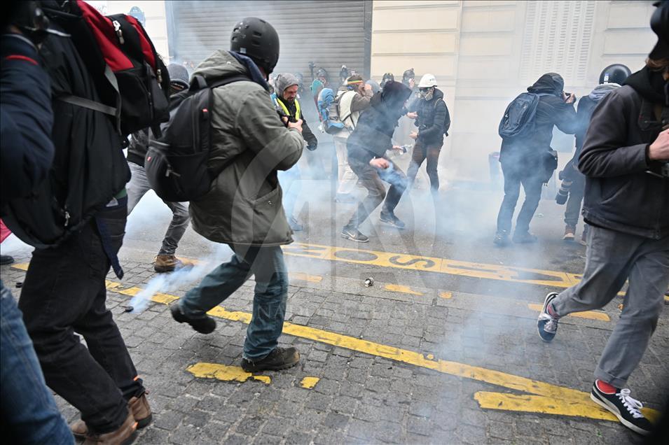 U sukobu s demonstranatima policija koristila suzavac 