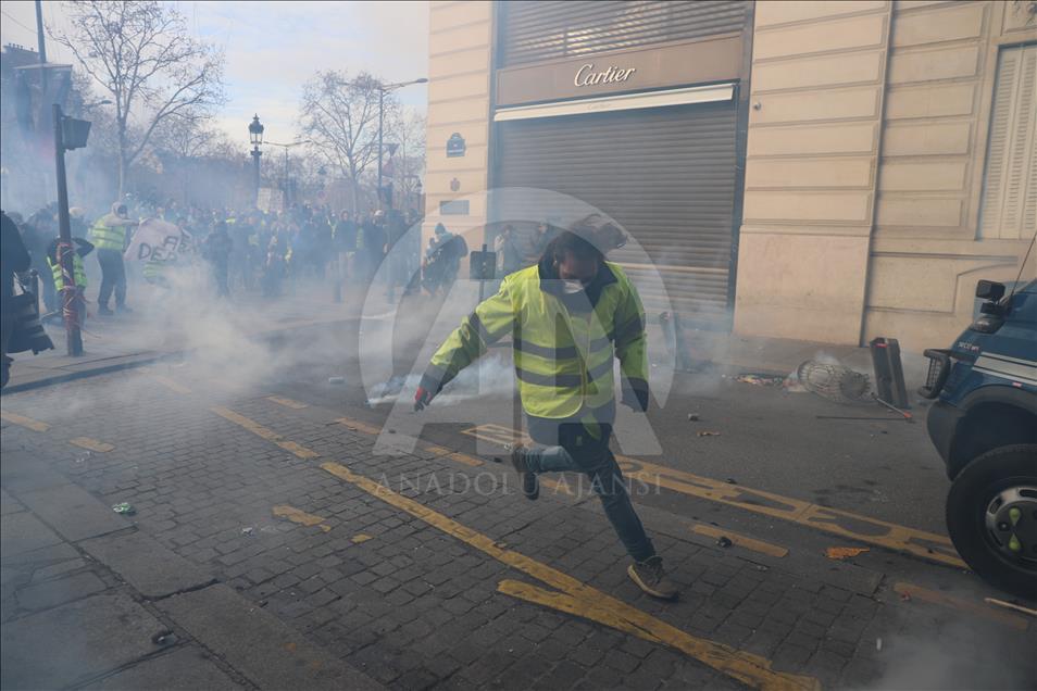 Paris, policia ndërhyn me gaz lotsjellës ndaj "jelekëve të verdhë"