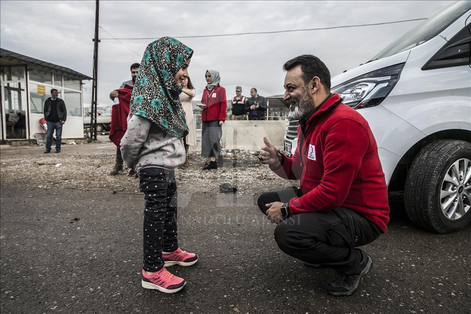 La petite Syrienne Maya regagne son pays avec ses prothèses de jambes