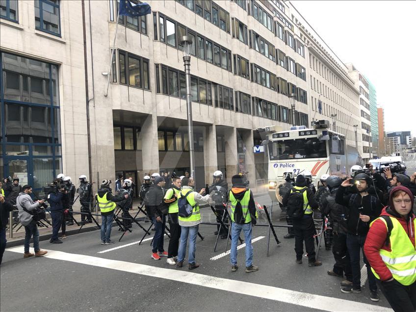 Протестующие в Брюсселе двинулись к ведомствам ЕС 
