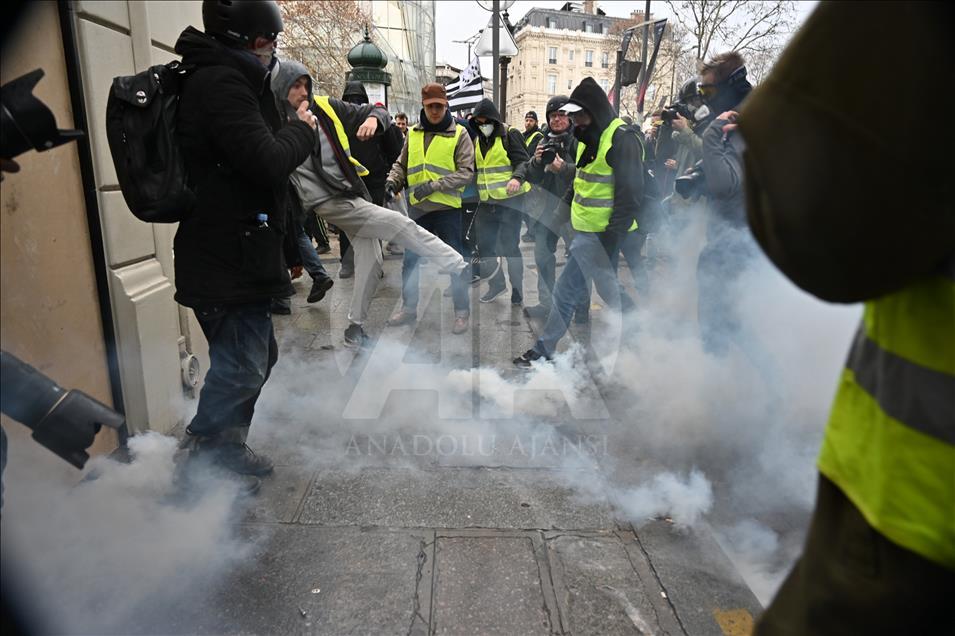 Полиция применяет против протестующих на Елисейских полях в Париже слезоточивый газ